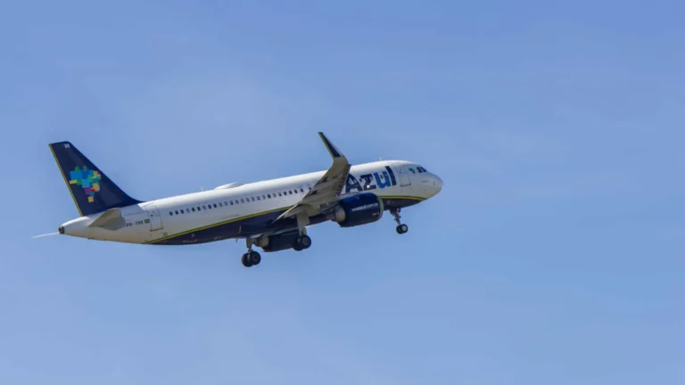 Avião da Azul faz pouso de emergência no DF após ameaça de bomba
