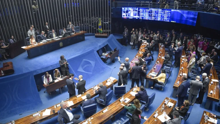 Senado aprova projeto sobre ‘adultização’; texto vai a sanção de Lula