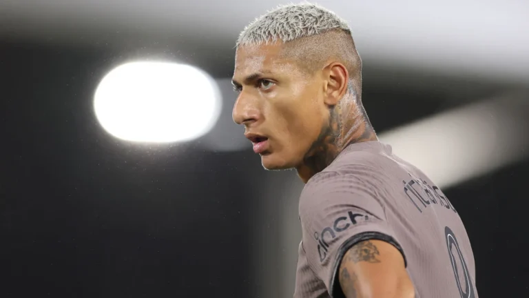 Richarlison brilha como garçom, Tottenham vence City e segue 100%