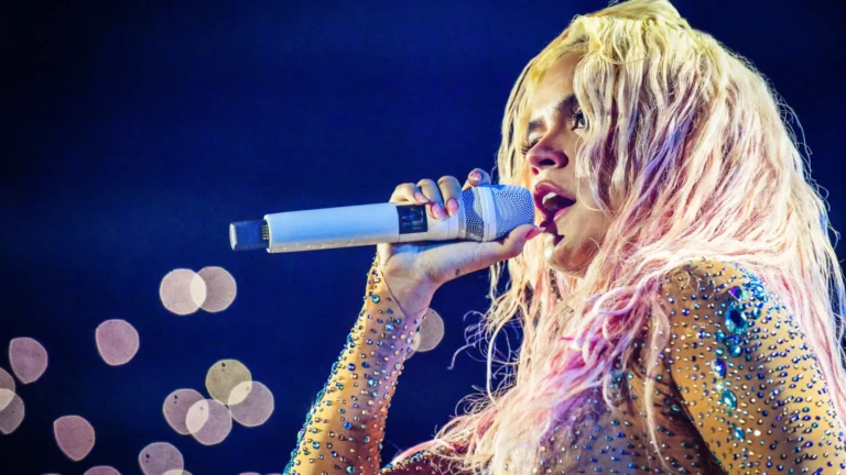 Karol G e Ana Castela vão cantar em jogo de futebol americano em São Paulo