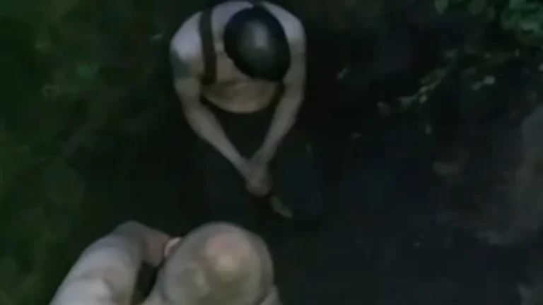 ‘Baba Yaga’: desertores russos são amarrados e torturados em sacrifício