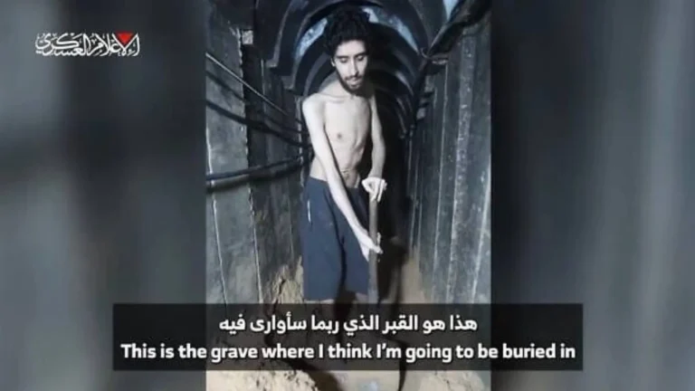 Hamas divulga vídeo em que refém é obrigado a cavar o que teme ser sua própria cova