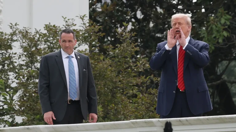Trump é flagrado no telhado da Casa Branca e grita: “Mísseis nucleares”?