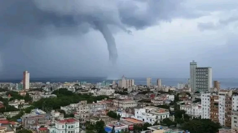 Tromba d’água se forma à ‘beira’ de Havana; imagens em Cuba impressionam
