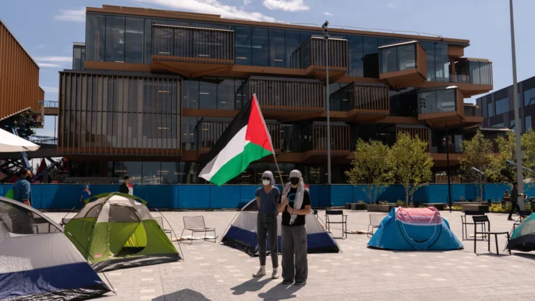Manifestantes invadem escritórios da Microsoft nos EUA