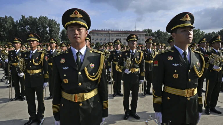 China mobiliza arsenal avançado para desfile militar