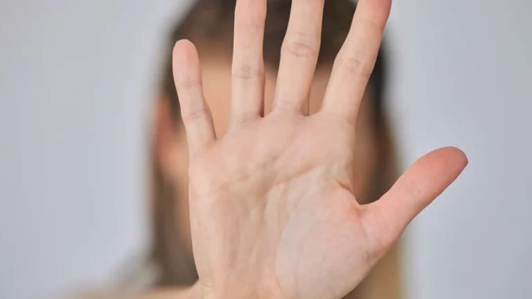 Homem é detido após esfaquear e atirar esposa pela janela na Espanha