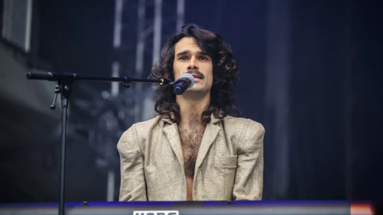 Zé Ibarra reflete sobre o mal estar contemporâneo com a própria imagem em disco