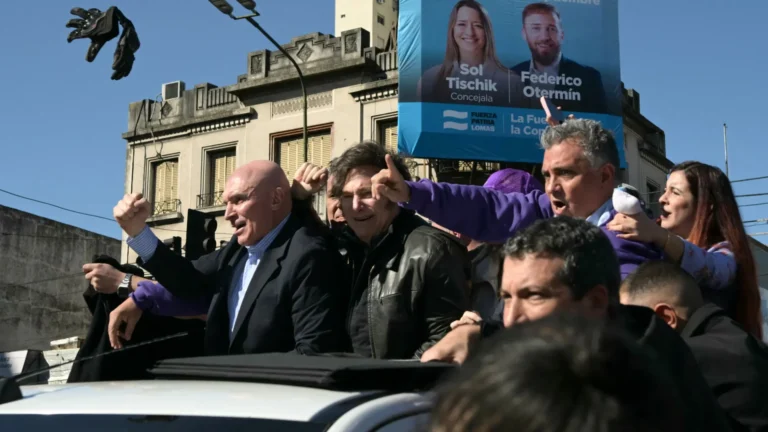 Milei é retirado às pressas de ato de campanha após confusão