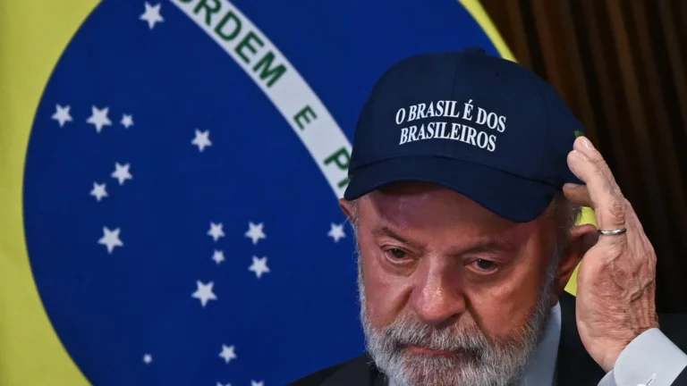 Lula avisa “traidores da pátria” de que “Brasil não recebe ordens”