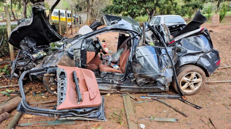 Carro em alta velocidade arranca porteira e motorista fica gravemente ferido em Itaocara