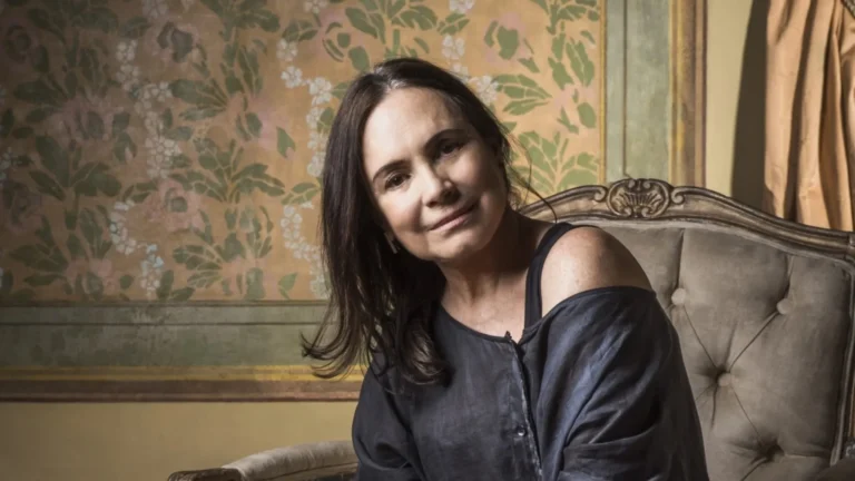 Regina Duarte deixa evento de arte em SP de cadeira de rodas