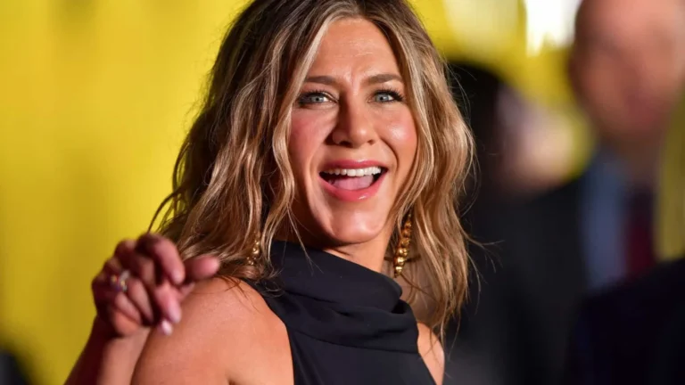 Jennifer Aniston assume namoro com coach que a ajudou a vencer medo de voar