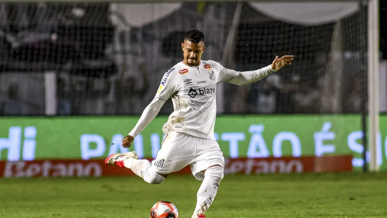 Santos pode comprar zagueiro do Cruzeiro que foi de afastado a titular