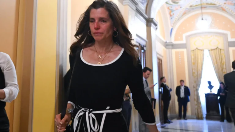 Congressista sai chorando de reunião com vítimas de Epstein: “Pânico”