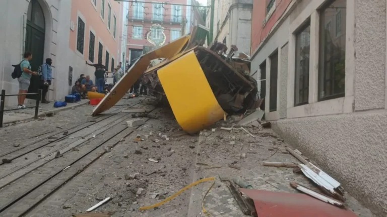 Famoso ‘elevador da Glória’ em Lisboa despenca e deixa feridos