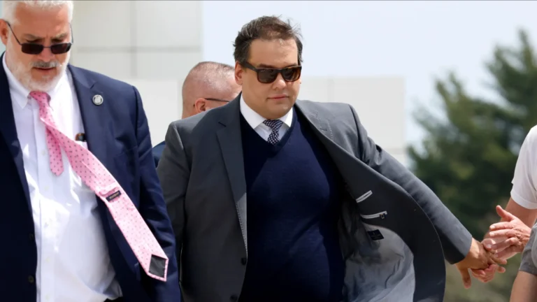 George Santos deixa prisão nos EUA após ‘perdão’ de Trump