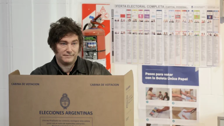 Partido de Milei vence eleições legislativas argentinas com maioria