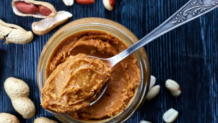 Aprenda a fazer manteiga de amendoim caseira saudável e deliciosa
