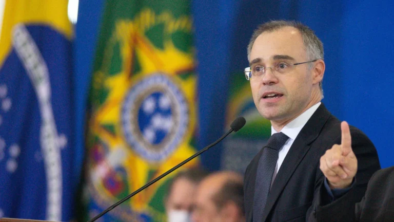 Mendonça bloqueia R$ 389 milhões do Sindnapi, que tem irmão de Lula como vice