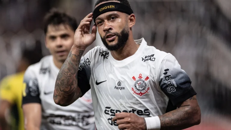 Memphis debocha de zagueiro do Atlético-MG após receber bolada em vitória do Corinthians