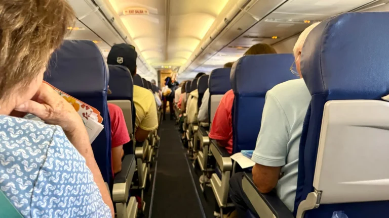 Passageiro terá de pagar mais para inclinar assento em aérea canadense; entenda