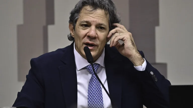 Vou trocar ideias com Renan Calheiros sobre isenção do IR em almoço, diz Haddad