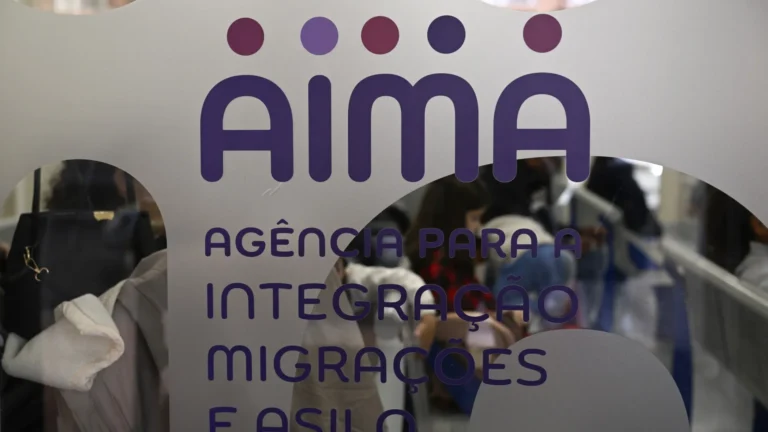 Fila em agência de imigração de Portugal faz estrangeiros passarem a noite na calçada