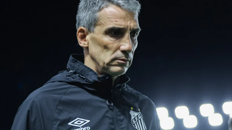 Vojvoda aceita cobranças, pede para torcida ‘acreditar’, mas sequência do Santos é complicada