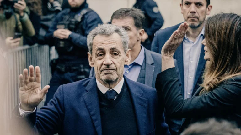 Presos ameaçam de morte Nicolas Sarkozy em prisão de Paris