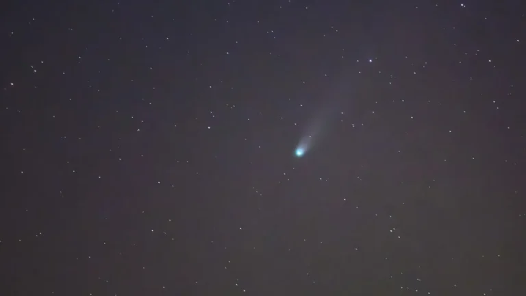Cometa Lemmon atinge brilho máximo e pode ser visto no céu do Brasil