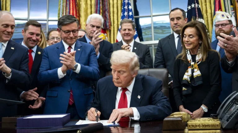Governo federal dos EUA volta a funcionar após assinatura de Donald Trump
