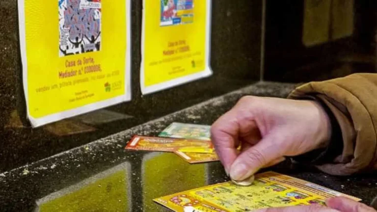 Homem fica com raspadinha descartada por outro cliente e ganha US$ 1 milhão