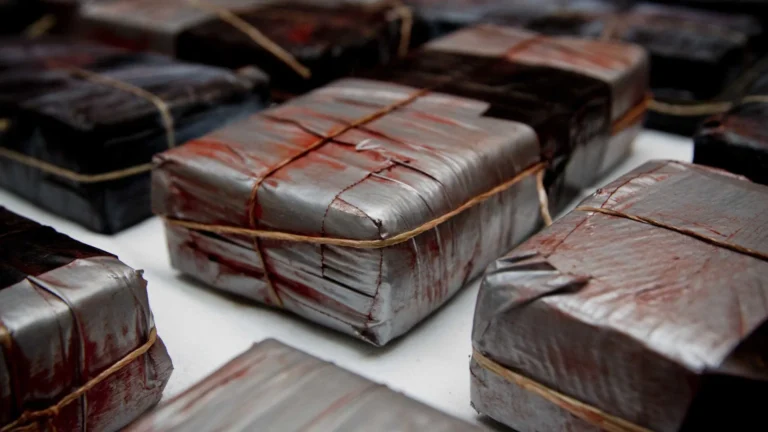 Mais de 200 kg de cocaína são achados sob navio que ia da Colômbia à Europa