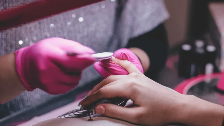 Saiba como identificar se seu esmalte em gel contém substâncias proibidas pela Anvisa