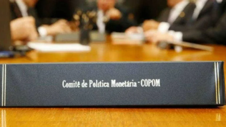 Copom reforça em ata que Selic em 15% por ‘período prolongado’ fará inflação convergir à meta