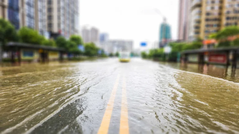 Mulher morre arrastada por enxurrada após chuva intensa no interior de SP