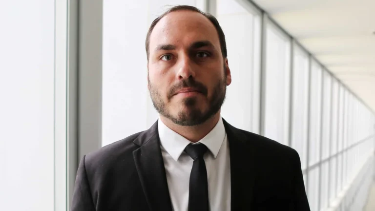 Carlos elogia Nikolas e Michelle chora em reunião do PL após prisão de Bolsonaro