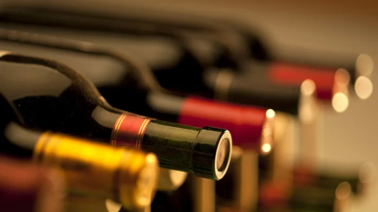 Mulher é internada em estado grave após beber vinho com soda cáustica
