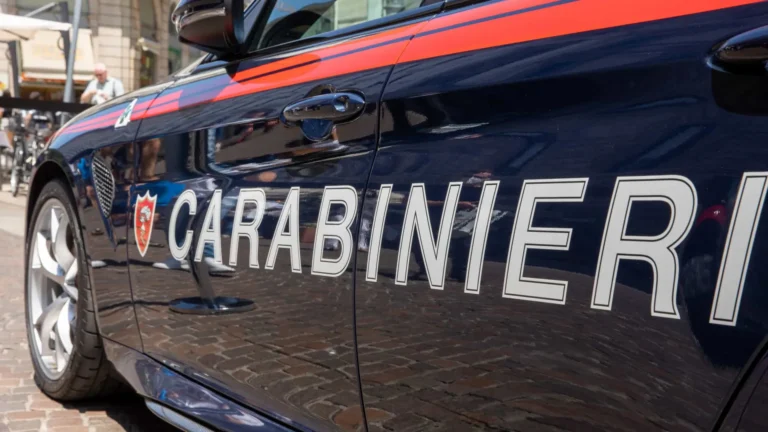 Jovem italiano mata irmã à facada e mostra corpo à mãe por videochamada