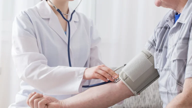Controle de hipertensão e outros quatro fatores prolonga vida em até 14 anos, aponta estudo