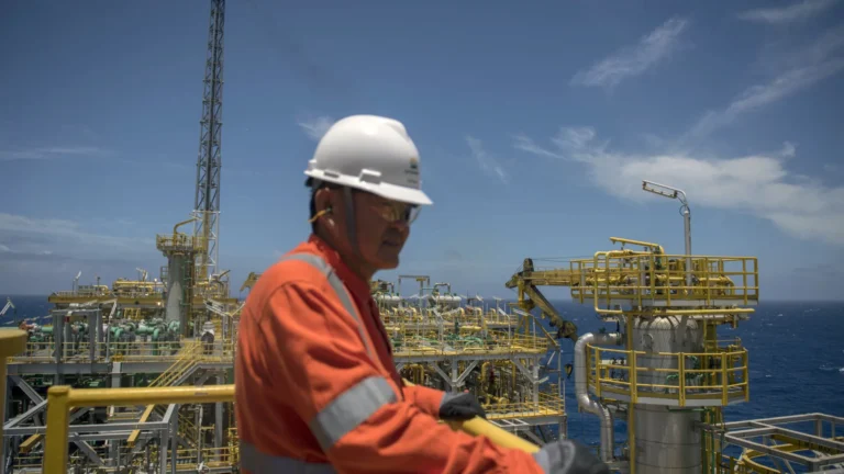 Petrobras faz nova descoberta de petróleo na Bacia de Campos