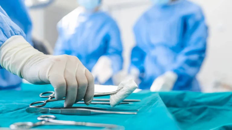 Jovem morre após cirurgia plástica; clínica é alvo de queixas