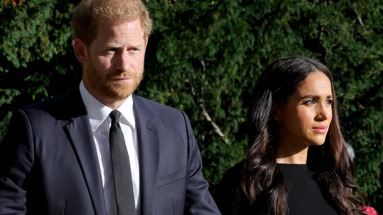 Príncipe William planeja banir Harry e Meghan Markle da família real, diz biógrafo