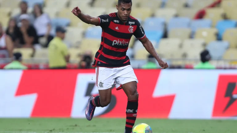 Alex Sandro prioriza sono a carona em avião de Leila: ‘Dormir é importante’