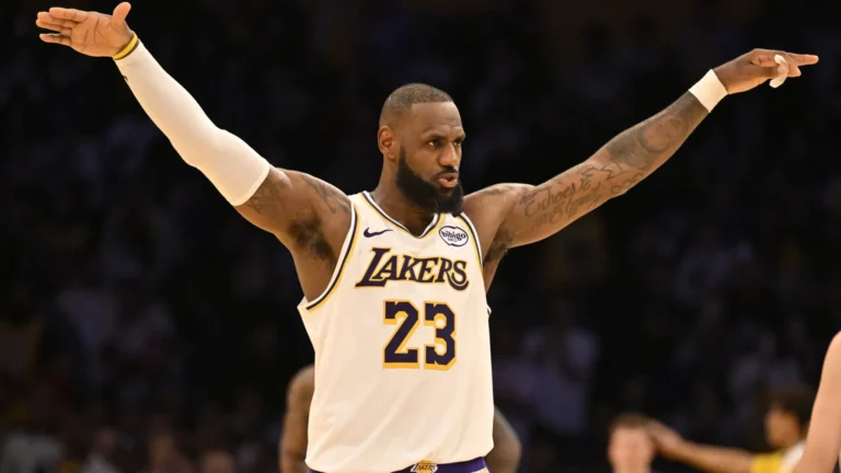 LeBron James estreia e é primeiro da história da NBA a jogar 23 temporadas