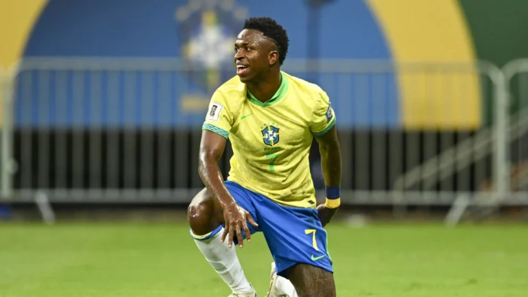 Após crise no Real, Vini Jr é só risadas e abraços com Ancelotti na seleção