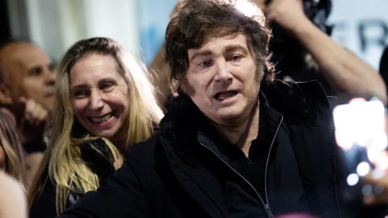 Irmãos Milei concentram poder após vitória eleitoral, e Karina ganha briga interna