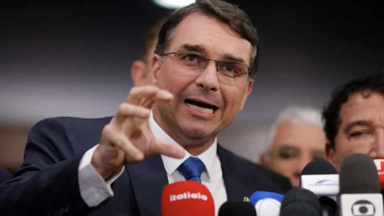 Flávio assume linha de frente de Bolsonaro em reta final no STF e cresce nas apostas para 2026
