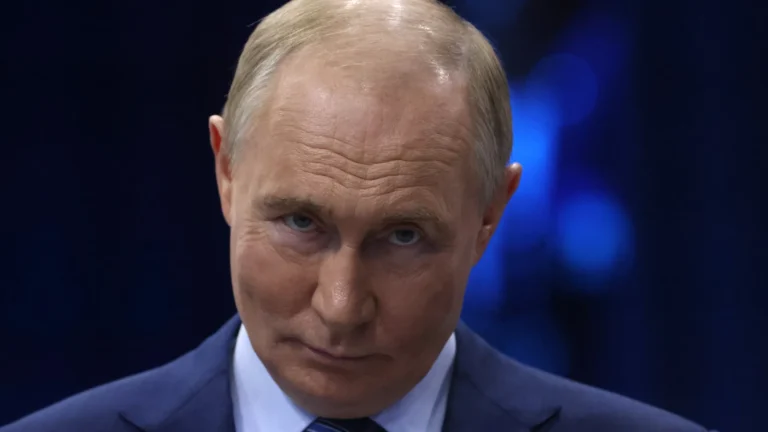 EUA lançam míssil nuclear; Putin manda preparar teste